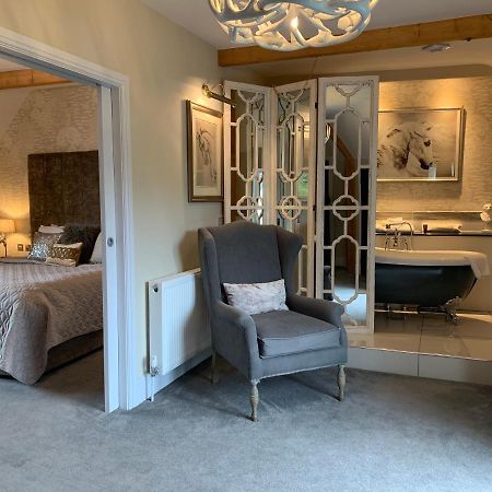 The Wheatsheaf Hotel, Sandbach Eksteriør billede A suite at The Swan