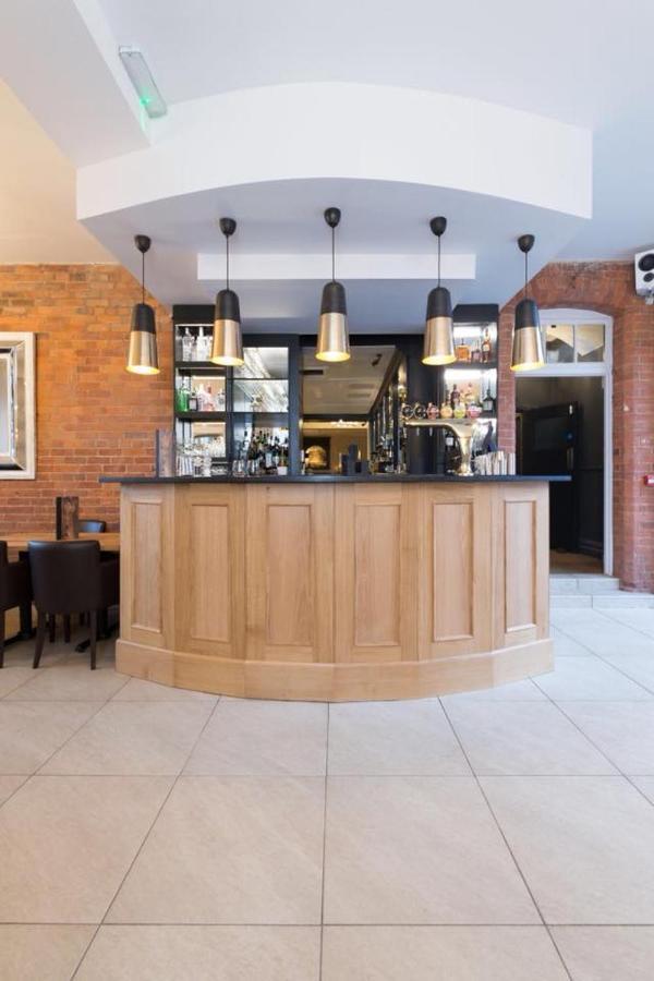 The Wheatsheaf Hotel, Sandbach Eksteriør billede The bar at the restaurant