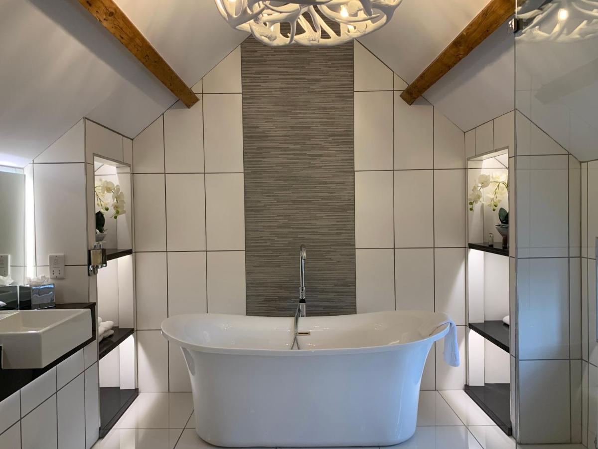 The Wheatsheaf Hotel, Sandbach Eksteriør billede Bathroom with a freestanding bath